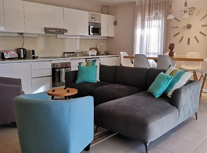 Pereybere -Charming 2 Bedrooms Apartment- With Pool - Beachcove Apartments, North Living, Apt 8
