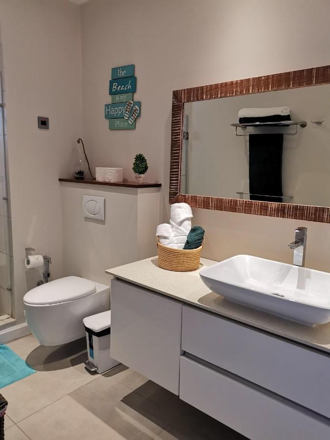 Pereybere -charming 2 Bedrooms Apartment- With Pool - Beachcove Apartments, North Living, 8 * Pereybere Beach